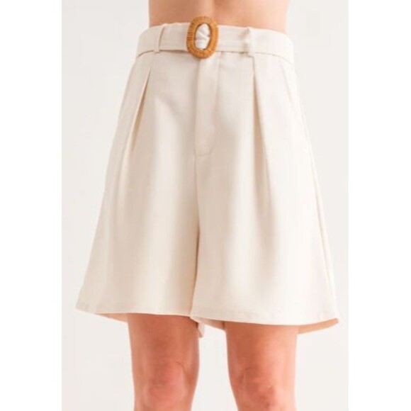 NWT Andthewhy - Ivory Beige Pleated high Waist with Rattan Buckle Shorts size 2X - Picture 1 of 12